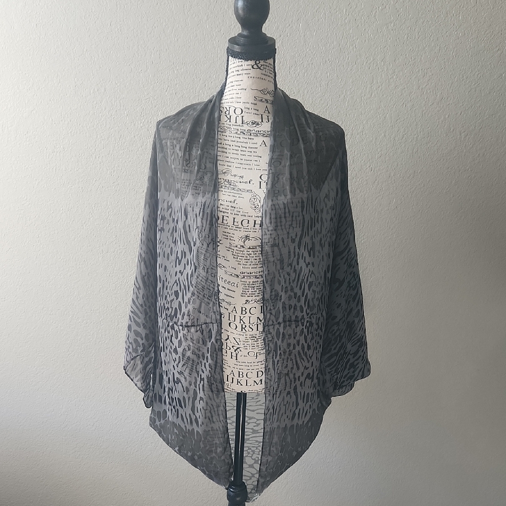Elegant Gray Leopard Print Scarf